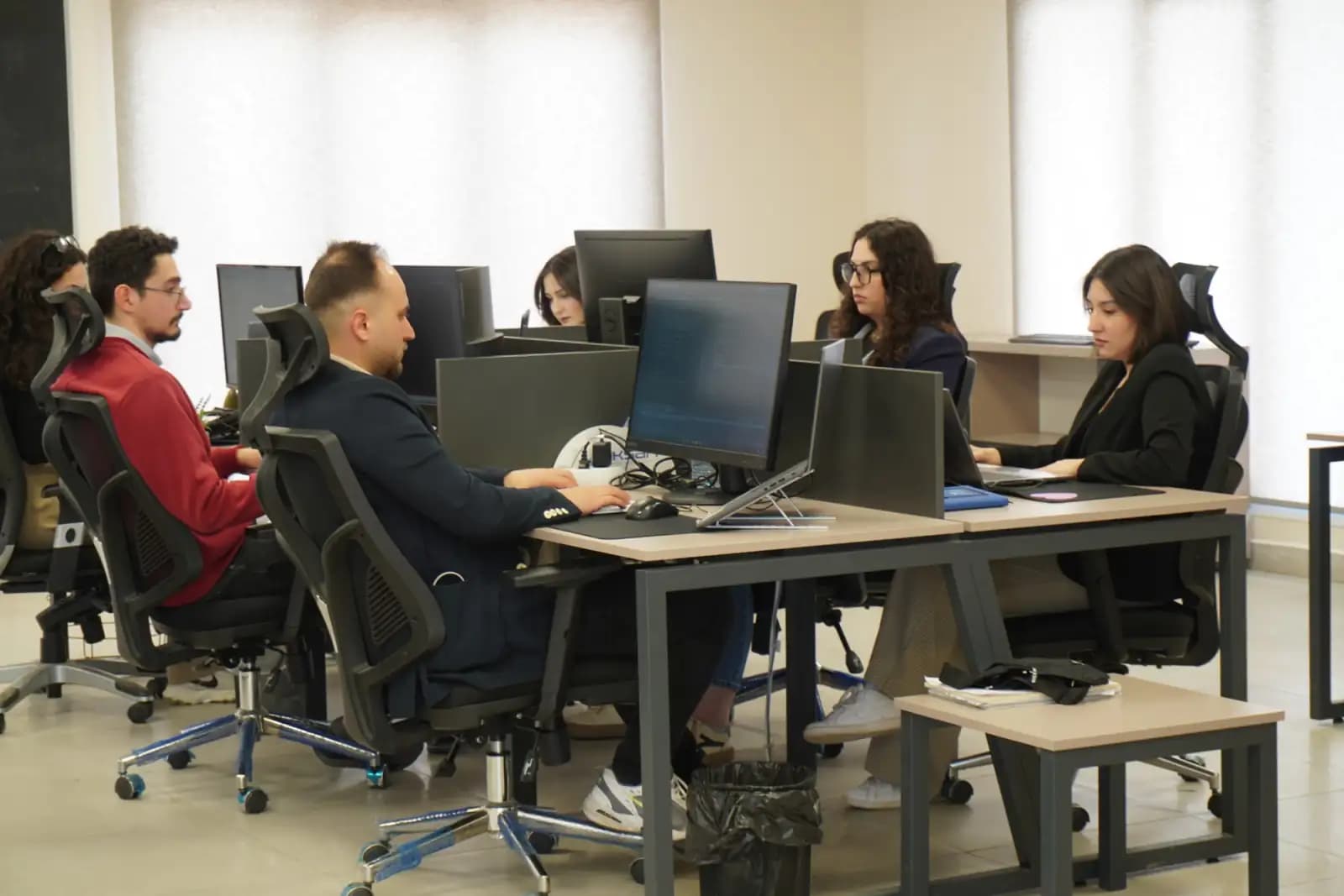 El equipo de Voyira trabajando en el estudio